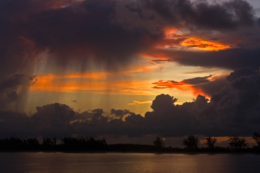 Sonnenaufgang mit Regenschauer auf den Bahamas