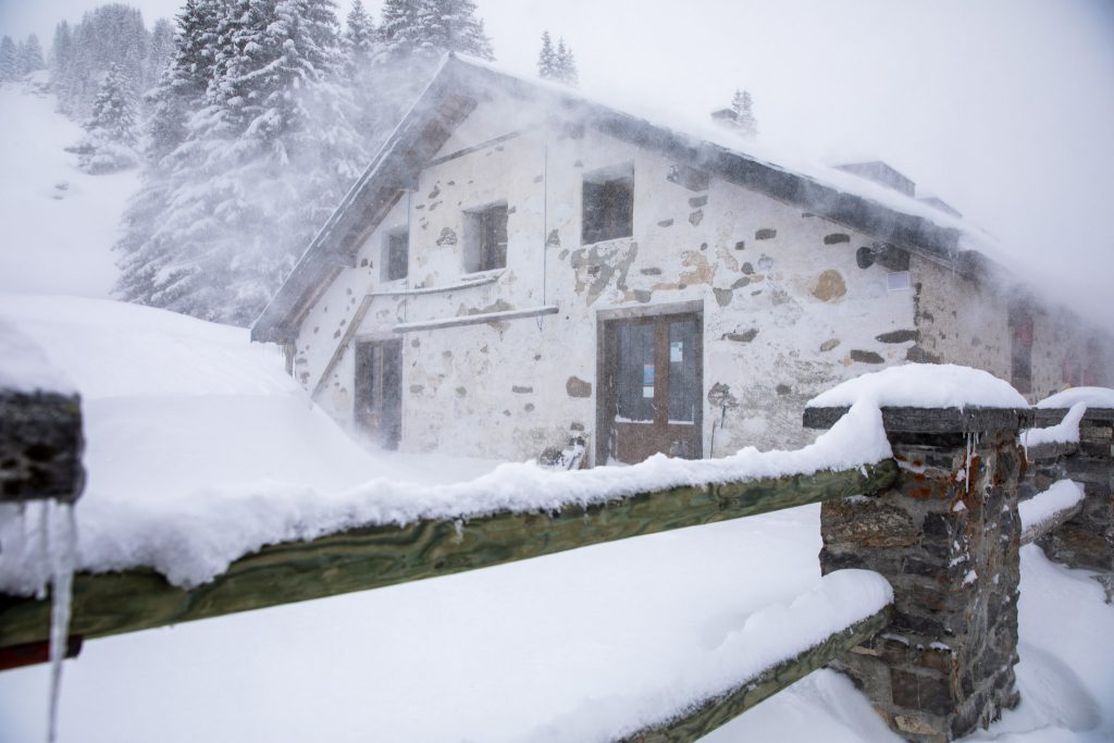 Schneesturm fegt über das Restaurant Lac Lioson hinweg
