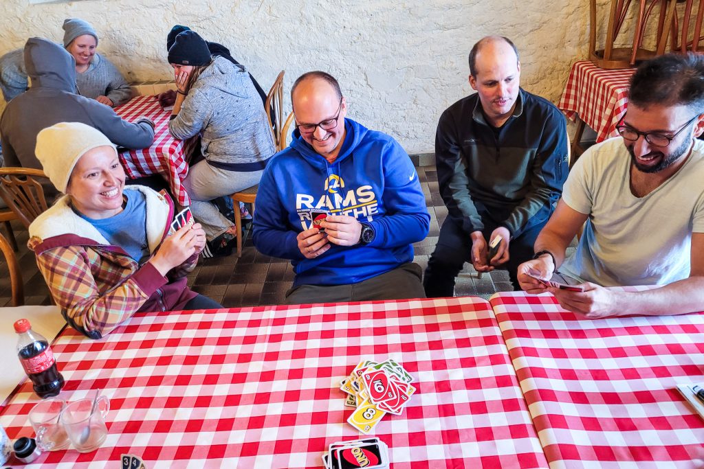 Geselliger Spielenachmittag im Restaurant Lac Lioson