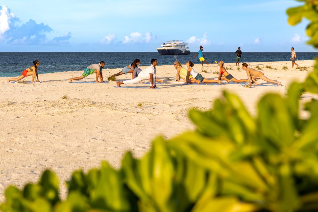 Yoga am Strand auf einer Malediven-Insel