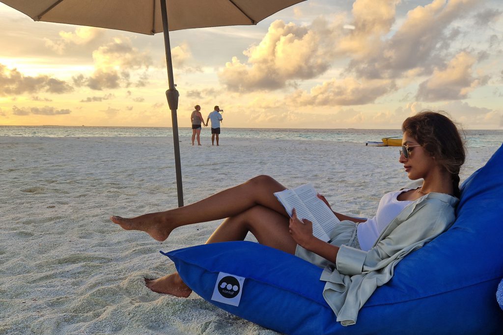 Shagoon chilled am Strand beim Sonnenuntergang