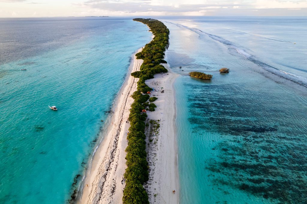 Landzunge einer Malediven-Insel umgeben von türkisblauem Wasser