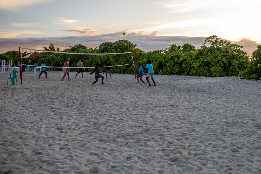 Beachvolleyball beim Sonnenuntergang