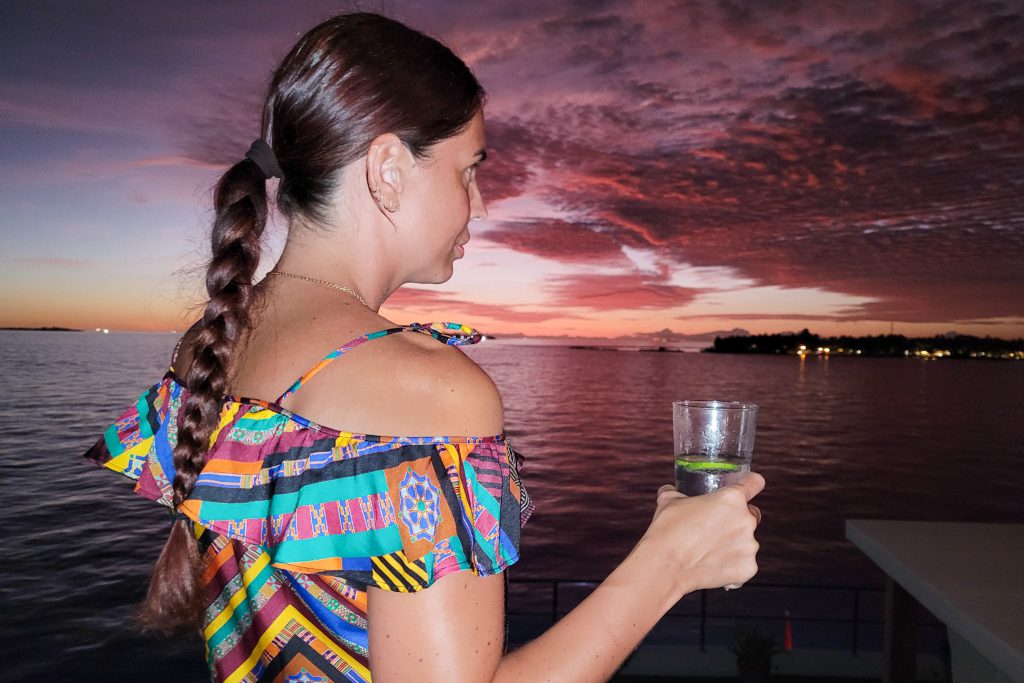 Emanuela beim Sonnenuntergang, Malediven