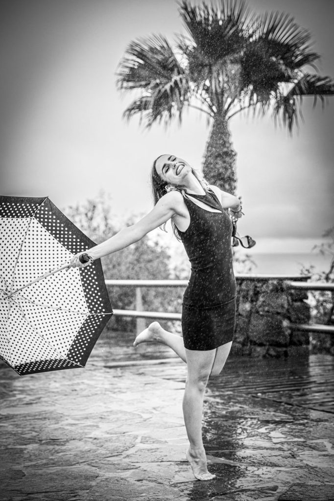 Fotoshooting im Regen mit Sängerin Miriam Bienes auf Teneriffa an der Promenade in Candelaria