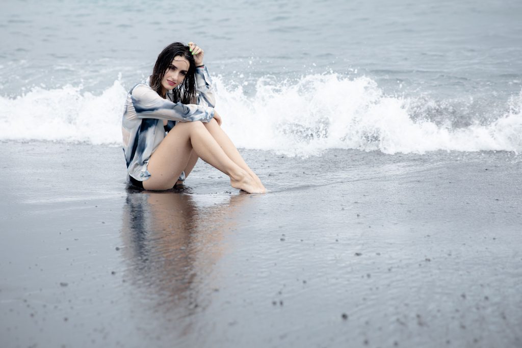 Fotoshooting im Regen mit Sängerin Miriam Bienes auf Teneriffa am Strand von Candelaria