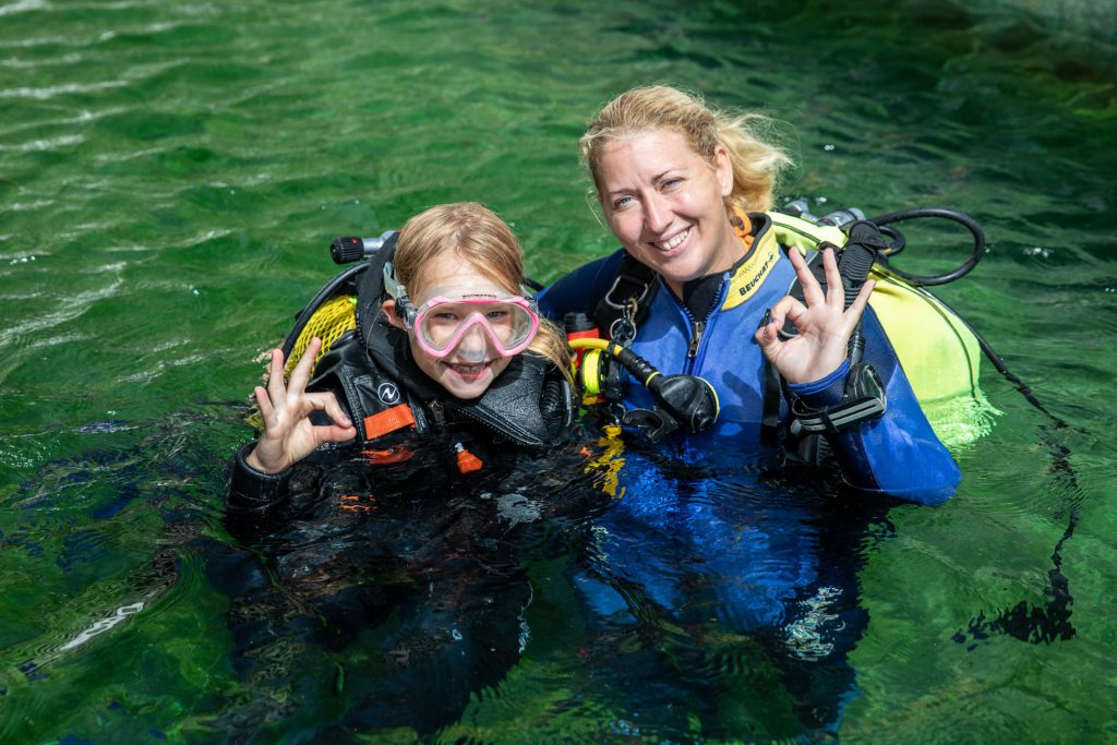 OK-Tauchzeichen im Übungspool für den IAC Junior Scuba Diver mit Tauchlehrerin Natalie