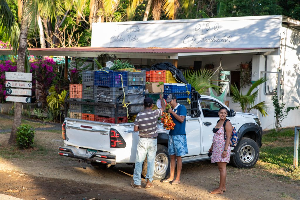 Obst- und Gemüsehändler mit Pickup in Santa Catalina, Panama