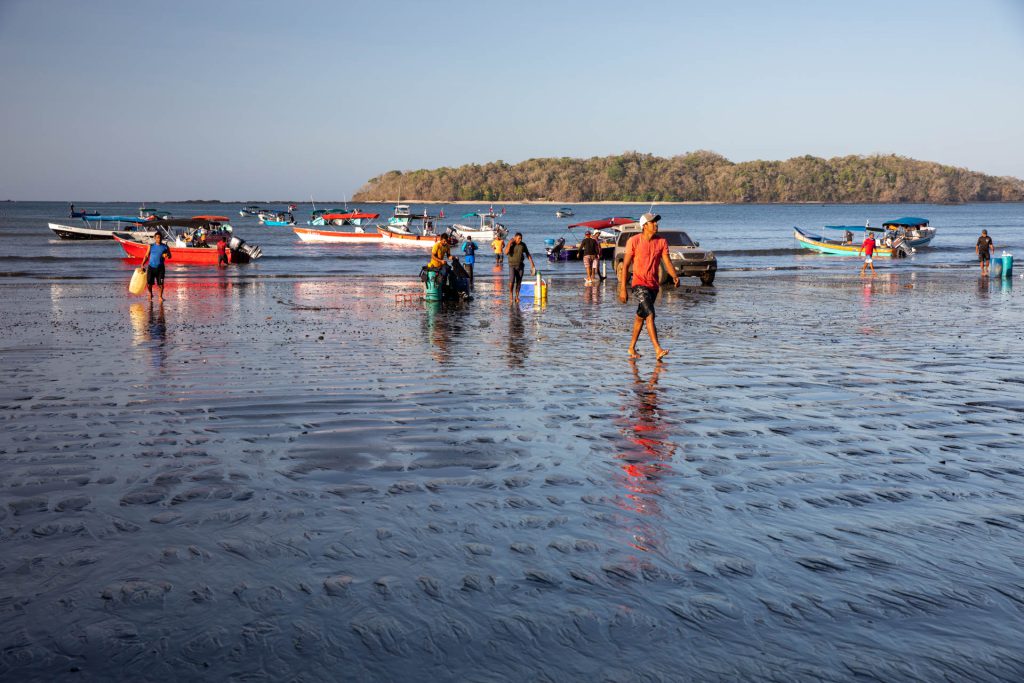 Ausflugs- und Tauchboote werden früh morgens am Strand von Santa Catalina beladen, Panama, Pazifik