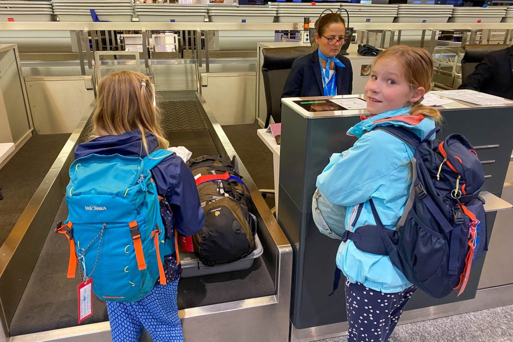 Koffer einchecken am Flughafen Zürich