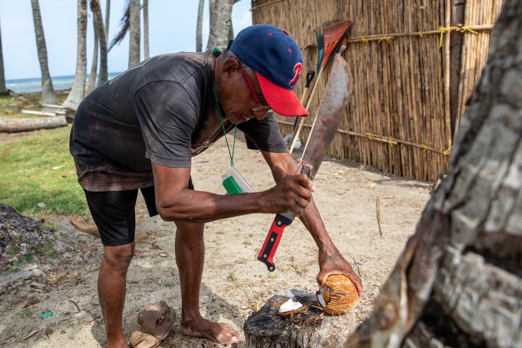 Öffnen einer Kokosnuss auf Nubedisup, San Blas, Panama