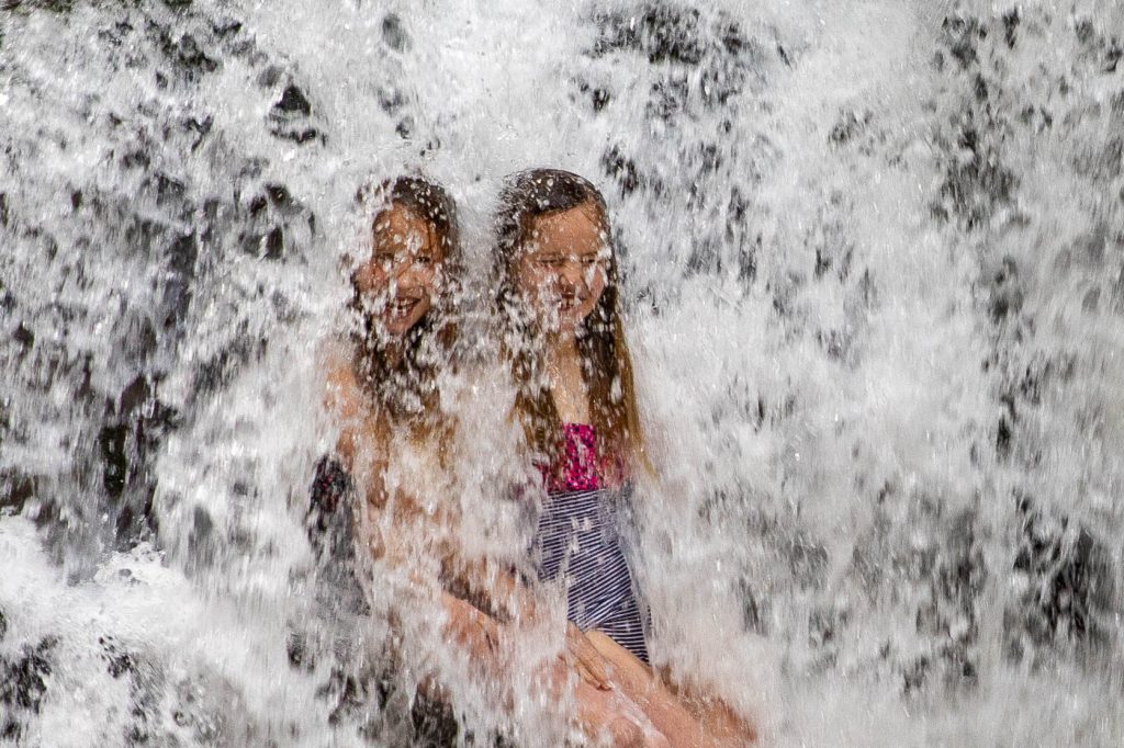 Wir sitzen mitten im Wasserfall - Las Pailas de Loma Grande in Pozo Azul - Panama