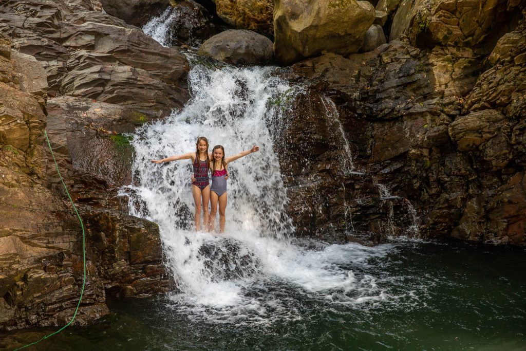 Wir stehen im Wasserfall - Las Pailas de Loma Grande in Pozo Azul - Panama