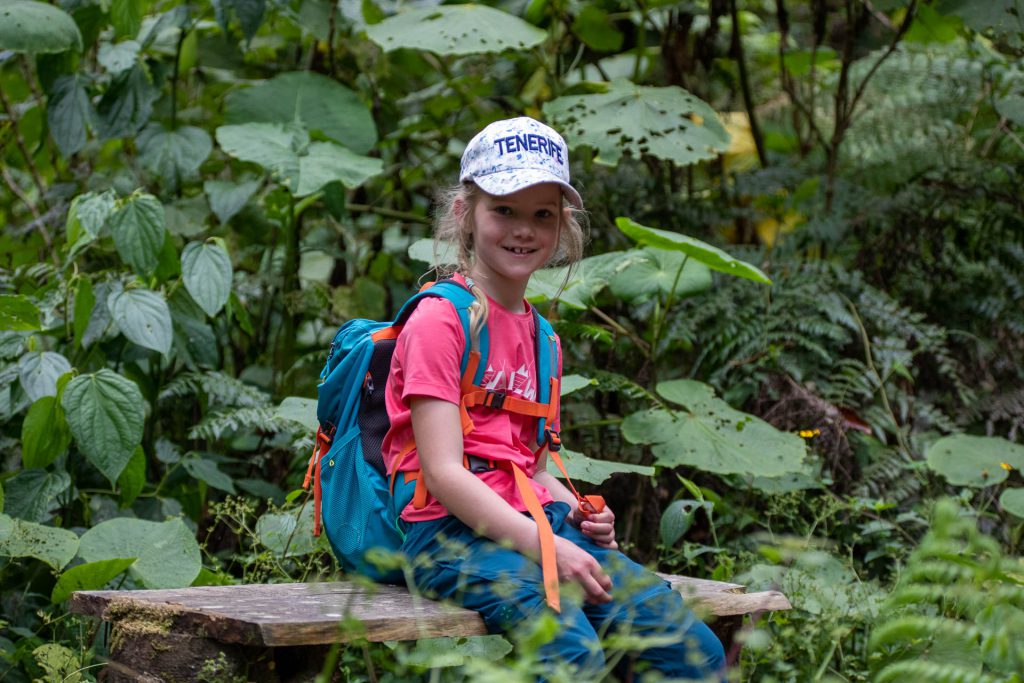 Milena auf einer Bank im Regenwald