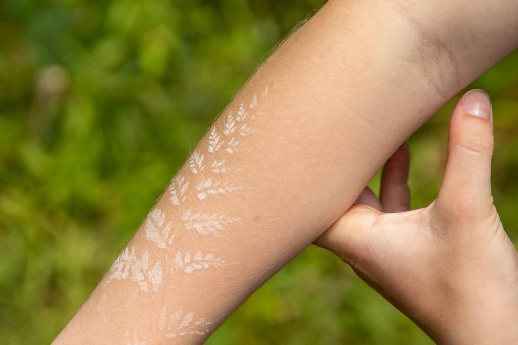 Farn-Tatto auf dem Arm, Bastimentos, Bocas del Toro, Panama