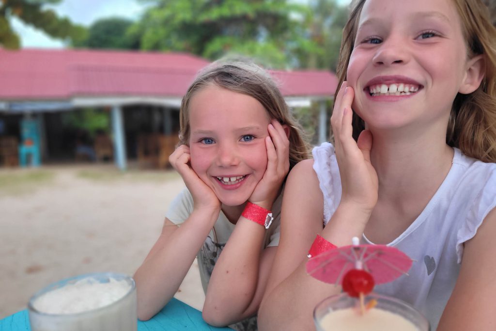 Milena und Lia beim "Cocktail" trinken