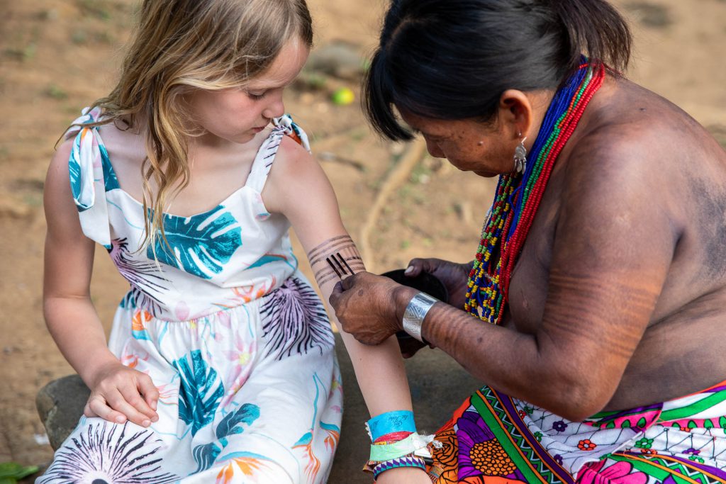 Milena bekommt ein traditionelles Embéra Tattoo, Panama