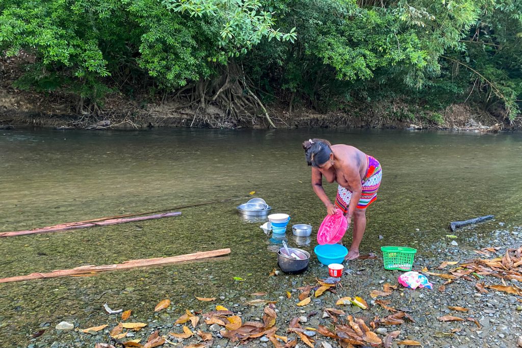 Embéra-Indianerin bim Geschirrwaschen im Fluss, Panama