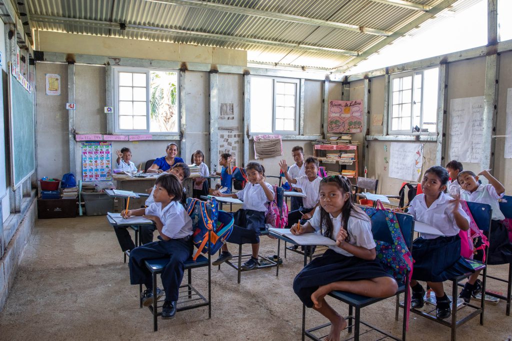 Schulklasse im Embéra Dorf, Panama