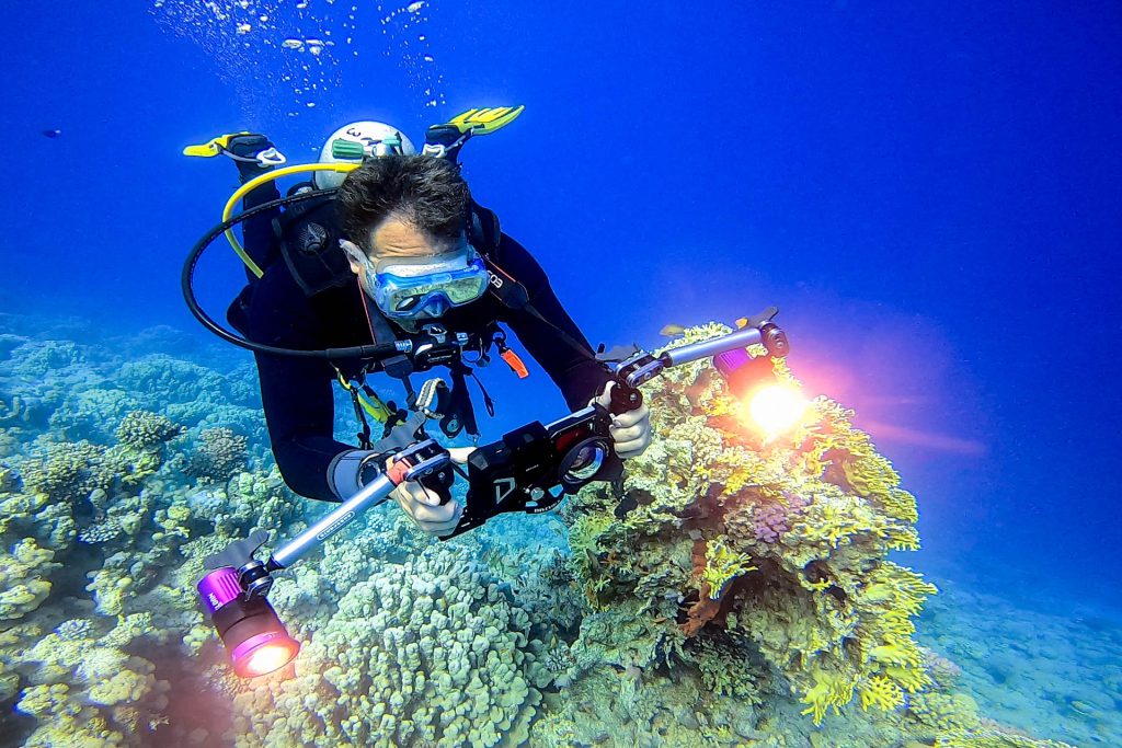 Taucher mit DIVEVOLK Unterwassergehäuse und Setup mit Keldan 4X Videolampen