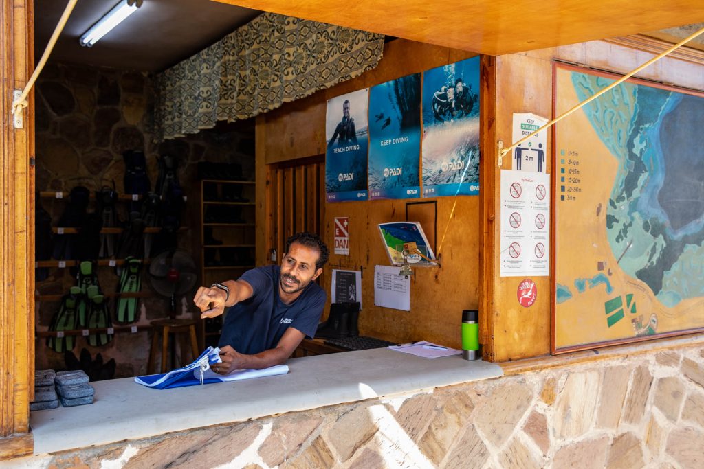 Tauchequipmentausgabe, Tauchbasis Euro-Divers, Utopia Beach Club, Ägypten, El Quseir