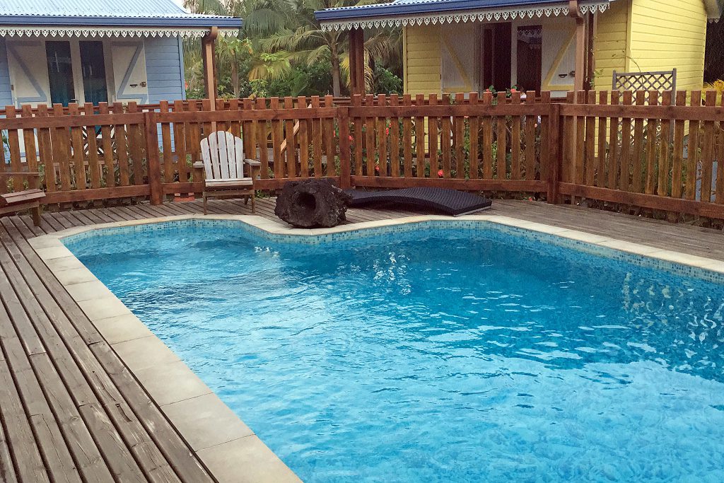 La Réunion - Pool und Chalet des Hotels Puit des Français in Saint-Philippe