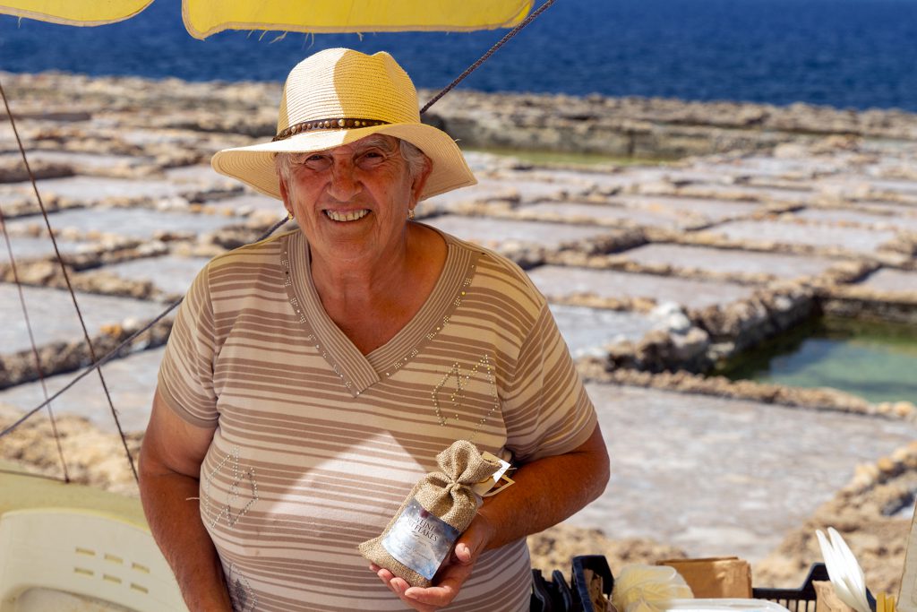 Salzverkäuferin an den Salzfeldern auf Gozo, Mittelmeer, Malta