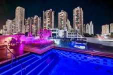 Pool bei Nacht im Ramada Plaza by Wyndham, Panama City